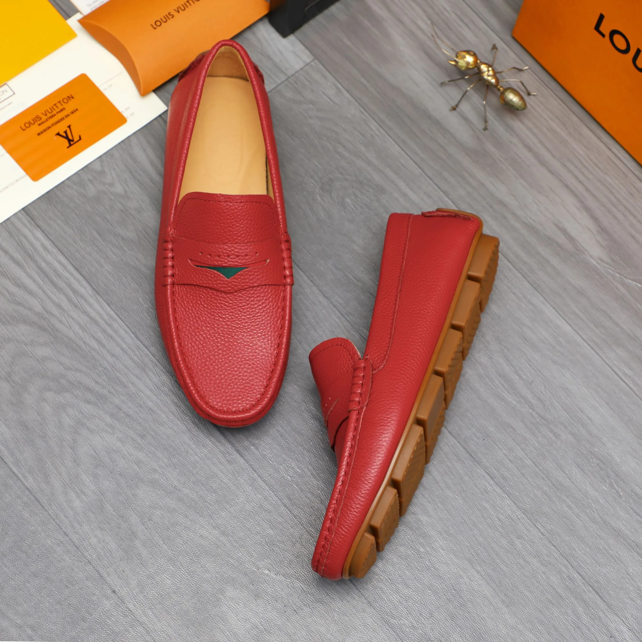 Men's shoes 💰360 Product trademark: LV "Louis Vuitton" casual slip-on men's shoes Regular size: 38-45 Product material: Selected pebbled cowhide upper, pigskin lining, rubber outsole